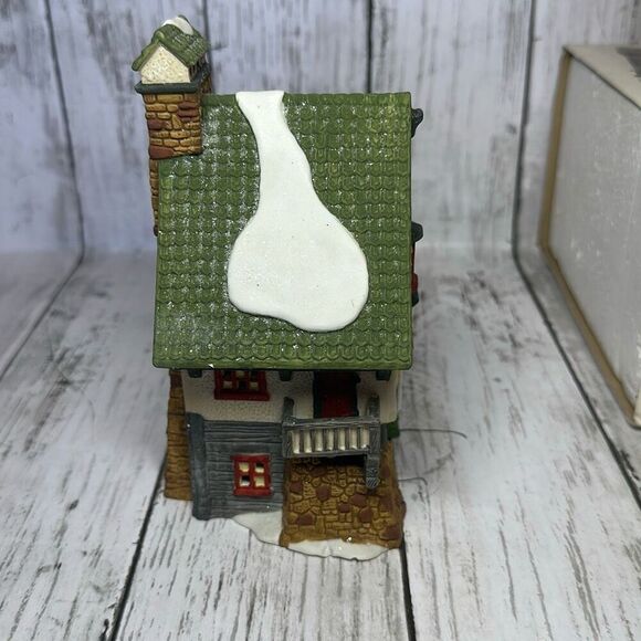 Department 56 Elf Bunkhouse North Pole Series The Heritage Village Collection - Picture 6 of 7